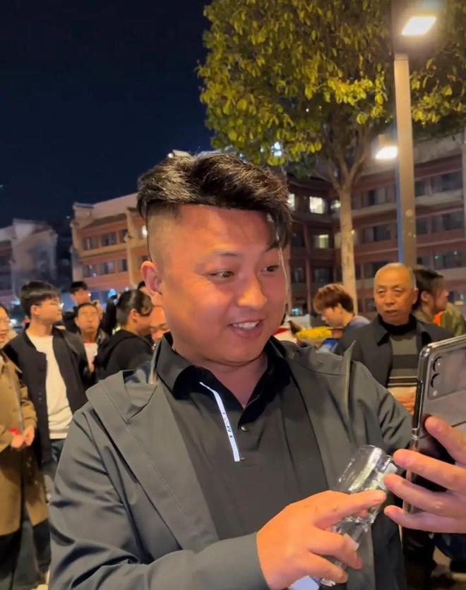 九游会j9官网ag-男子试戴假发在一声声好帅中迷失自己网友：